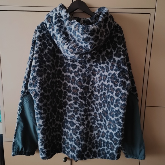 URBAN OUTFITTERS UO Patterned Fleece Hooded Jacket - NWT (L) - Picture 11 of 16